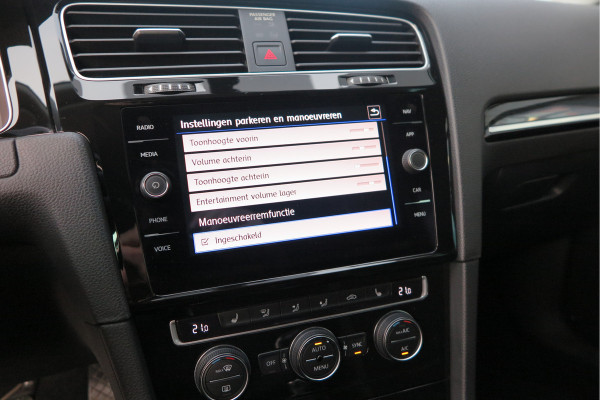 Volkswagen GOLF Variant 1.5 TSI 96kw 130pk Highline , Adaptive cruise ,Virtual cockpit,Navi, Trekhaak(afneembaar), Stoelverwarming, Alcantara, 17"Lichtmetalen velgen, DAB+ radio , Carplay , PDC, Camera, etc. Onderhoudshistorie volledig & bekend.