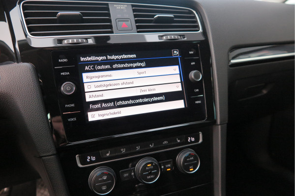 Volkswagen GOLF Variant 1.5 TSI 96kw 130pk Highline , Adaptive cruise ,Virtual cockpit,Navi, Trekhaak(afneembaar), Stoelverwarming, Alcantara, 17"Lichtmetalen velgen, DAB+ radio , Carplay , PDC, Camera, etc. Onderhoudshistorie volledig & bekend.