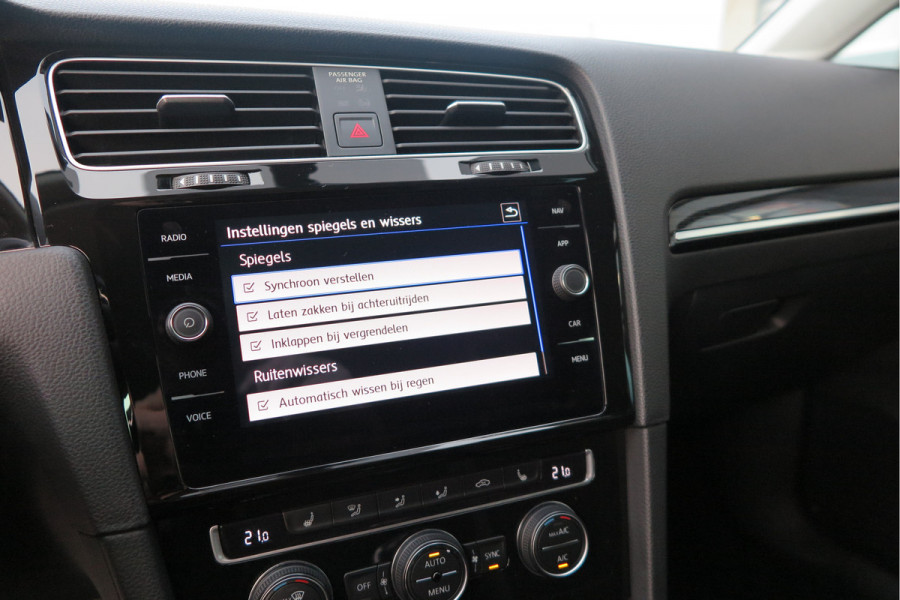 Volkswagen GOLF Variant 1.5 TSI 96kw 130pk Highline , Adaptive cruise ,Virtual cockpit,Navi, Trekhaak(afneembaar), Stoelverwarming, Alcantara, 17"Lichtmetalen velgen, DAB+ radio , Carplay , PDC, Camera, etc. Onderhoudshistorie volledig & bekend.