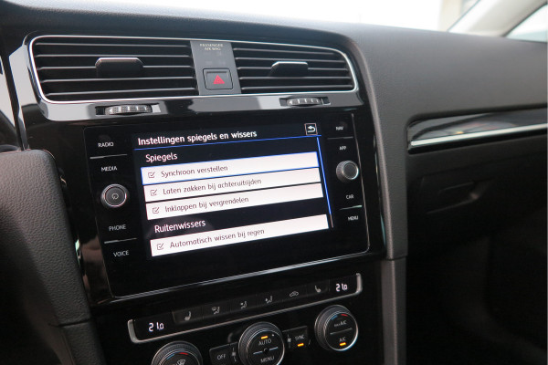 Volkswagen GOLF Variant 1.5 TSI 96kw 130pk Highline , Adaptive cruise ,Virtual cockpit,Navi, Trekhaak(afneembaar), Stoelverwarming, Alcantara, 17"Lichtmetalen velgen, DAB+ radio , Carplay , PDC, Camera, etc. Onderhoudshistorie volledig & bekend.