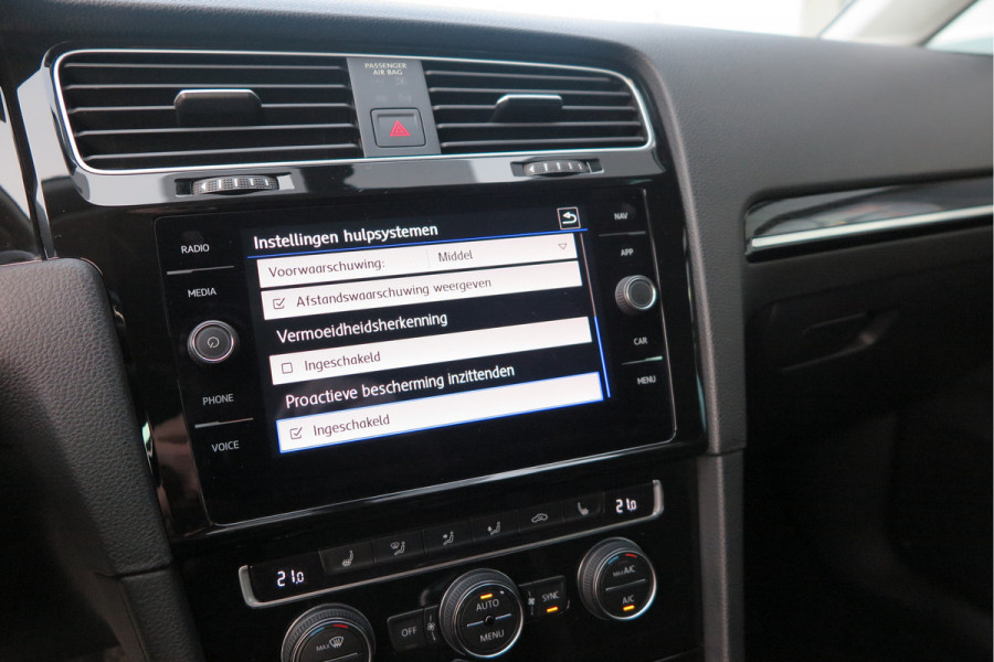 Volkswagen GOLF Variant 1.5 TSI 96kw 130pk Highline , Adaptive cruise ,Virtual cockpit,Navi, Trekhaak(afneembaar), Stoelverwarming, Alcantara, 17"Lichtmetalen velgen, DAB+ radio , Carplay , PDC, Camera, etc. Onderhoudshistorie volledig & bekend.