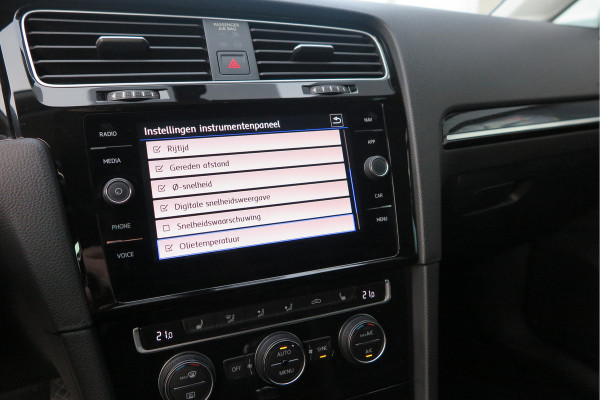 Volkswagen GOLF Variant 1.5 TSI 96kw 130pk Highline , Adaptive cruise ,Virtual cockpit,Navi, Trekhaak(afneembaar), Stoelverwarming, Alcantara, 17"Lichtmetalen velgen, DAB+ radio , Carplay , PDC, Camera, etc. Onderhoudshistorie volledig & bekend.