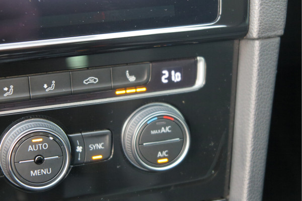Volkswagen GOLF Variant 1.5 TSI 96kw 130pk Highline , Adaptive cruise ,Virtual cockpit,Navi, Trekhaak(afneembaar), Stoelverwarming, Alcantara, 17"Lichtmetalen velgen, DAB+ radio , Carplay , PDC, Camera, etc. Onderhoudshistorie volledig & bekend.