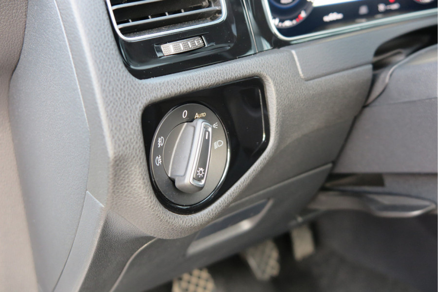 Volkswagen GOLF Variant 1.5 TSI 96kw 130pk Highline , Adaptive cruise ,Virtual cockpit,Navi, Trekhaak(afneembaar), Stoelverwarming, Alcantara, 17"Lichtmetalen velgen, DAB+ radio , Carplay , PDC, Camera, etc. Onderhoudshistorie volledig & bekend.