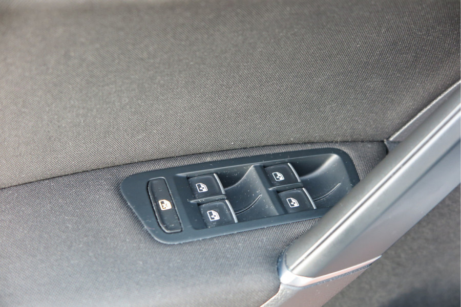 Volkswagen GOLF Variant 1.5 TSI 96kw 130pk Highline , Adaptive cruise ,Virtual cockpit,Navi, Trekhaak(afneembaar), Stoelverwarming, Alcantara, 17"Lichtmetalen velgen, DAB+ radio , Carplay , PDC, Camera, etc. Onderhoudshistorie volledig & bekend.