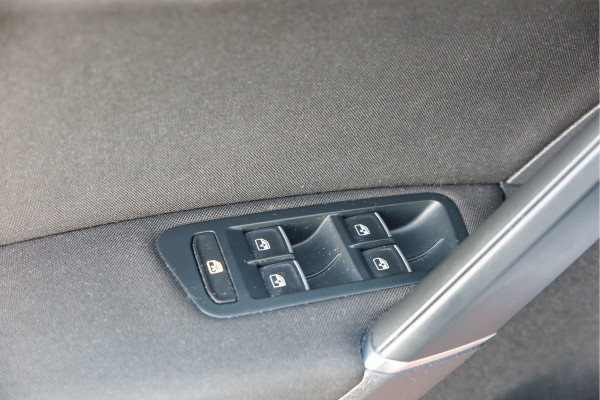 Volkswagen GOLF Variant 1.5 TSI 96kw 130pk Highline , Adaptive cruise ,Virtual cockpit,Navi, Trekhaak(afneembaar), Stoelverwarming, Alcantara, 17"Lichtmetalen velgen, DAB+ radio , Carplay , PDC, Camera, etc. Onderhoudshistorie volledig & bekend.