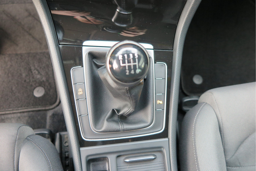 Volkswagen GOLF Variant 1.5 TSI 96kw 130pk Highline , Adaptive cruise ,Virtual cockpit,Navi, Trekhaak(afneembaar), Stoelverwarming, Alcantara, 17"Lichtmetalen velgen, DAB+ radio , Carplay , PDC, Camera, etc. Onderhoudshistorie volledig & bekend.