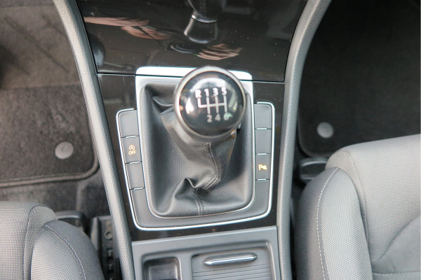 Volkswagen GOLF Variant 1.5 TSI 96kw 130pk Highline , Adaptive cruise ,Virtual cockpit,Navi, Trekhaak(afneembaar), Stoelverwarming, Alcantara, 17"Lichtmetalen velgen, DAB+ radio , Carplay , PDC, Camera, etc. Onderhoudshistorie volledig & bekend.
