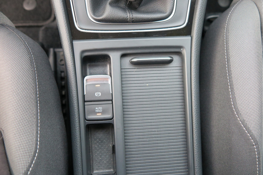 Volkswagen GOLF Variant 1.5 TSI 96kw 130pk Highline , Adaptive cruise ,Virtual cockpit,Navi, Trekhaak(afneembaar), Stoelverwarming, Alcantara, 17"Lichtmetalen velgen, DAB+ radio , Carplay , PDC, Camera, etc. Onderhoudshistorie volledig & bekend.