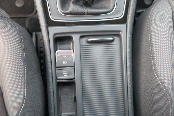 Volkswagen GOLF Variant 1.5 TSI 96kw 130pk Highline , Adaptive cruise ,Virtual cockpit,Navi, Trekhaak(afneembaar), Stoelverwarming, Alcantara, 17"Lichtmetalen velgen, DAB+ radio , Carplay , PDC, Camera, etc. Onderhoudshistorie volledig & bekend.