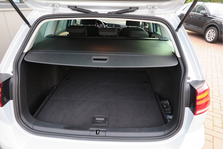Volkswagen GOLF Variant 1.5 TSI 96kw 130pk Highline , Adaptive cruise ,Virtual cockpit,Navi, Trekhaak(afneembaar), Stoelverwarming, Alcantara, 17"Lichtmetalen velgen, DAB+ radio , Carplay , PDC, Camera, etc. Onderhoudshistorie volledig & bekend.