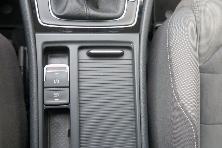 Volkswagen GOLF Variant 1.5 TSI 96kw 130pk Highline , Adaptive cruise ,Virtual cockpit,Navi, Trekhaak(afneembaar), Stoelverwarming, Alcantara, 17"Lichtmetalen velgen, DAB+ radio , Carplay , PDC, Camera, etc. Onderhoudshistorie volledig & bekend.