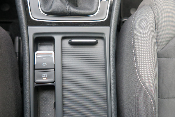Volkswagen GOLF Variant 1.5 TSI 96kw 130pk Highline , Adaptive cruise ,Virtual cockpit,Navi, Trekhaak(afneembaar), Stoelverwarming, Alcantara, 17"Lichtmetalen velgen, DAB+ radio , Carplay , PDC, Camera, etc. Onderhoudshistorie volledig & bekend.