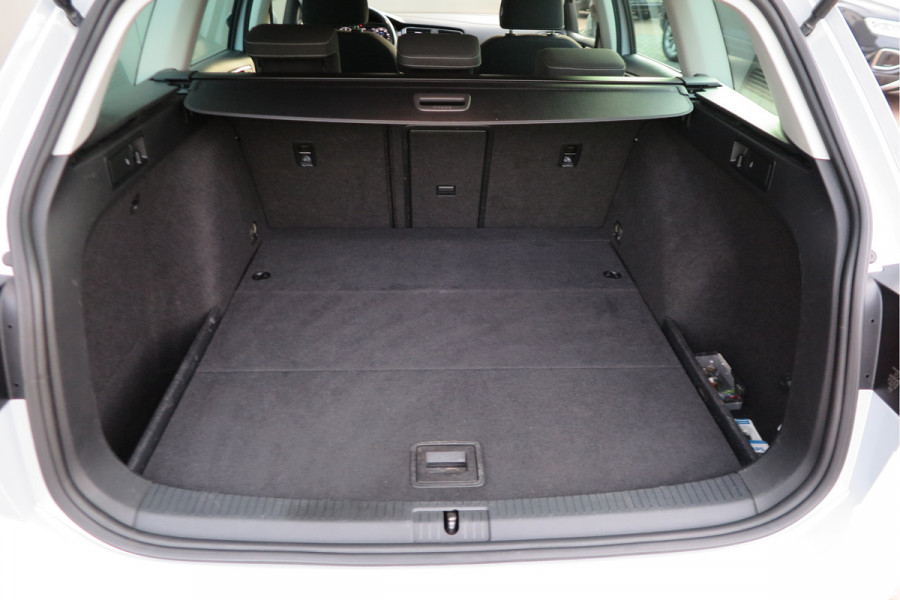 Volkswagen GOLF Variant 1.5 TSI 96kw 130pk Highline , Adaptive cruise ,Virtual cockpit,Navi, Trekhaak(afneembaar), Stoelverwarming, Alcantara, 17"Lichtmetalen velgen, DAB+ radio , Carplay , PDC, Camera, etc. Onderhoudshistorie volledig & bekend.