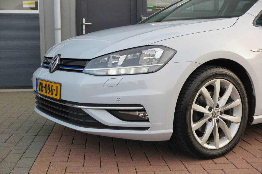 Volkswagen GOLF Variant 1.5 TSI 96kw 130pk Highline , Adaptive cruise ,Virtual cockpit,Navi, Trekhaak(afneembaar), Stoelverwarming, Alcantara, 17"Lichtmetalen velgen, DAB+ radio , Carplay , PDC, Camera, etc. Onderhoudshistorie volledig & bekend.