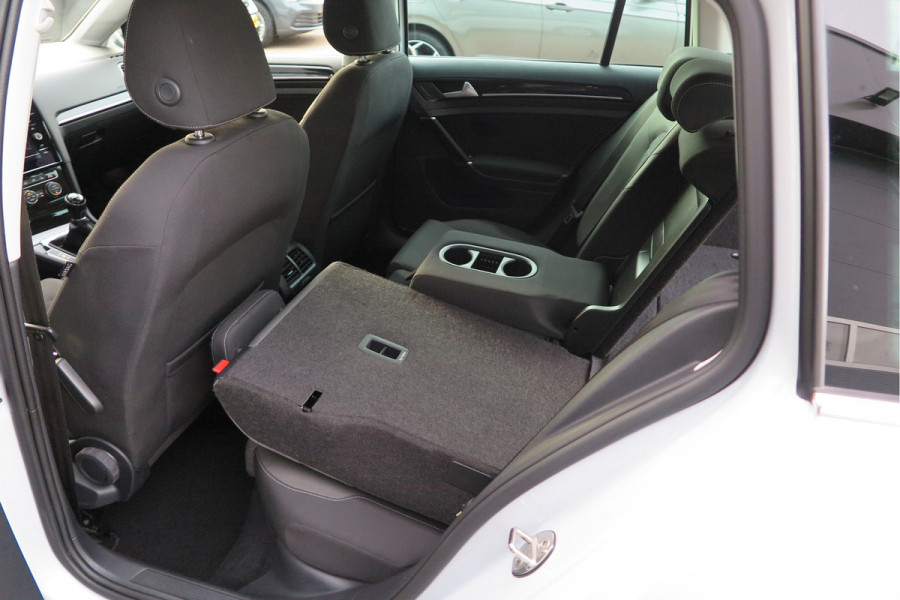 Volkswagen GOLF Variant 1.5 TSI 96kw 130pk Highline , Adaptive cruise ,Virtual cockpit,Navi, Trekhaak(afneembaar), Stoelverwarming, Alcantara, 17"Lichtmetalen velgen, DAB+ radio , Carplay , PDC, Camera, etc. Onderhoudshistorie volledig & bekend.