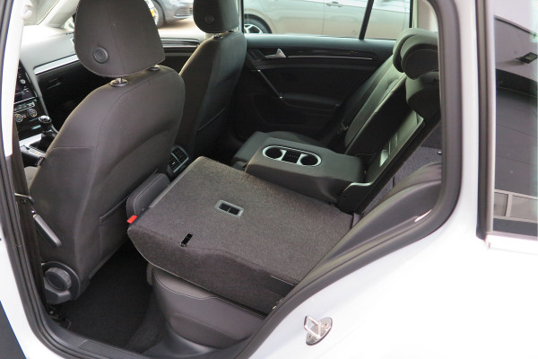 Volkswagen GOLF Variant 1.5 TSI 96kw 130pk Highline , Adaptive cruise ,Virtual cockpit,Navi, Trekhaak(afneembaar), Stoelverwarming, Alcantara, 17"Lichtmetalen velgen, DAB+ radio , Carplay , PDC, Camera, etc. Onderhoudshistorie volledig & bekend.