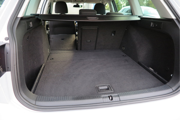 Volkswagen GOLF Variant 1.5 TSI 96kw 130pk Highline , Adaptive cruise ,Virtual cockpit,Navi, Trekhaak(afneembaar), Stoelverwarming, Alcantara, 17"Lichtmetalen velgen, DAB+ radio , Carplay , PDC, Camera, etc. Onderhoudshistorie volledig & bekend.