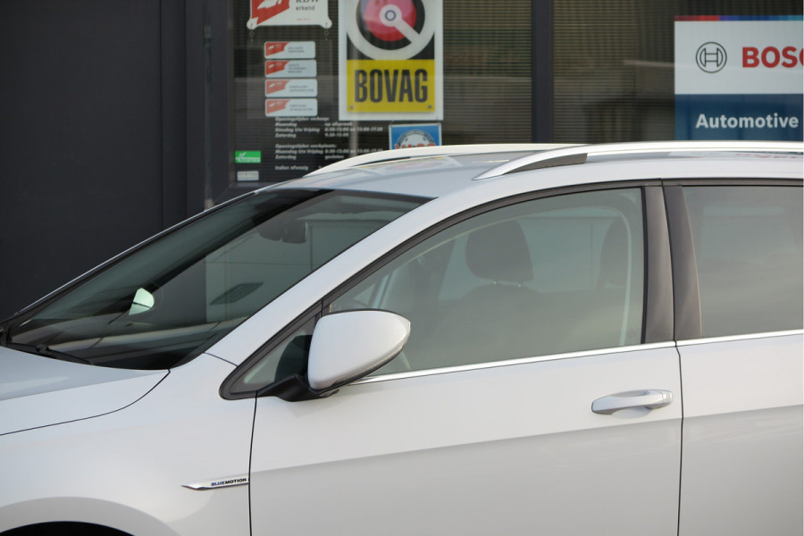 Volkswagen GOLF Variant 1.5 TSI 96kw 130pk Highline , Adaptive cruise ,Virtual cockpit,Navi, Trekhaak(afneembaar), Stoelverwarming, Alcantara, 17"Lichtmetalen velgen, DAB+ radio , Carplay , PDC, Camera, etc. Onderhoudshistorie volledig & bekend.