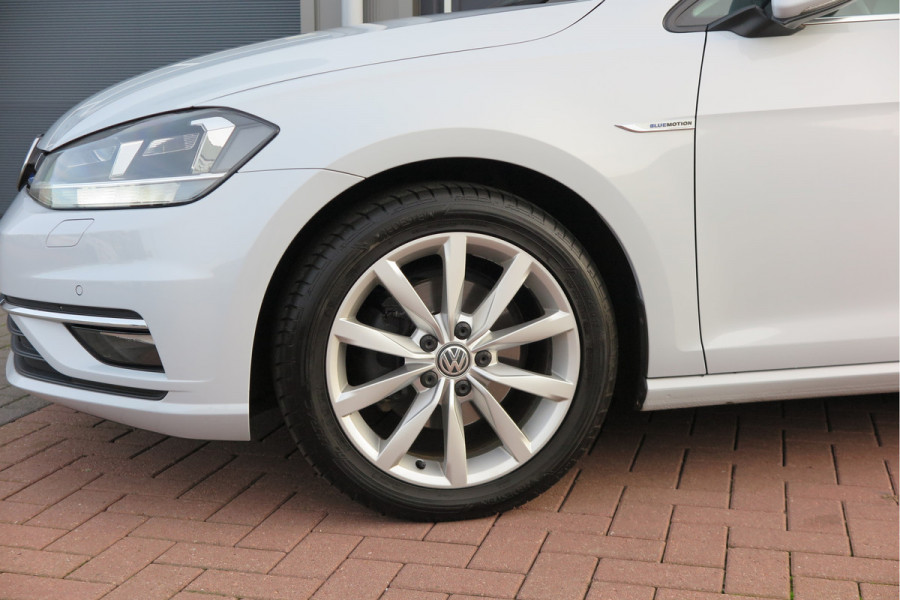 Volkswagen GOLF Variant 1.5 TSI 96kw 130pk Highline , Adaptive cruise ,Virtual cockpit,Navi, Trekhaak(afneembaar), Stoelverwarming, Alcantara, 17"Lichtmetalen velgen, DAB+ radio , Carplay , PDC, Camera, etc. Onderhoudshistorie volledig & bekend.
