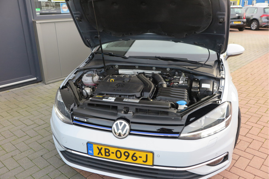 Volkswagen GOLF Variant 1.5 TSI 96kw 130pk Highline , Adaptive cruise ,Virtual cockpit,Navi, Trekhaak(afneembaar), Stoelverwarming, Alcantara, 17"Lichtmetalen velgen, DAB+ radio , Carplay , PDC, Camera, etc. Onderhoudshistorie volledig & bekend.