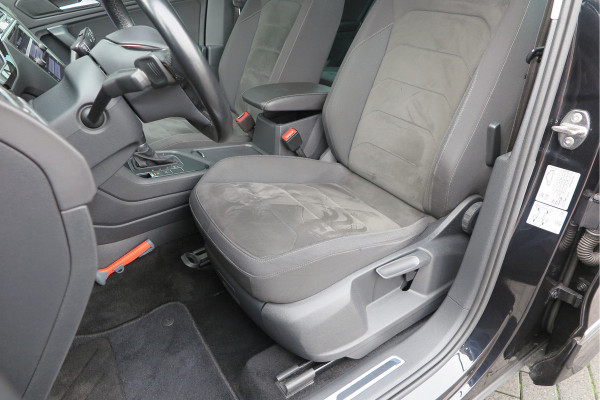 Volkswagen Tiguan 1.5 TSI 150pk DSG ACT R-Line Highline Virtual cockpit,  Led ,Stoelverwarming , PDC , Achterruitrijcamera , Adaptive cruise , Parkeerhulp , Trekhaak , Carplay ,etc. Volkswagen Tiguan 1.5 TSI 150pk DSG ACT R-Line Highline Virtual cockpit,  Led ,Stoelverwarming , PDC , Achterruitrijcamera , Adaptive cruise , Parkeerhulp , Trekhaak , Carplay ,etc.