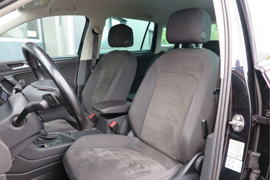 Volkswagen Tiguan 1.5 TSI 150pk DSG ACT R-Line Highline Virtual cockpit,  Led ,Stoelverwarming , PDC , Achterruitrijcamera , Adaptive cruise , Parkeerhulp , Trekhaak , Carplay ,etc. Volkswagen Tiguan 1.5 TSI 150pk DSG ACT R-Line Highline Virtual cockpit,  Led ,Stoelverwarming , PDC , Achterruitrijcamera , Adaptive cruise , Parkeerhulp , Trekhaak , Carplay ,etc.