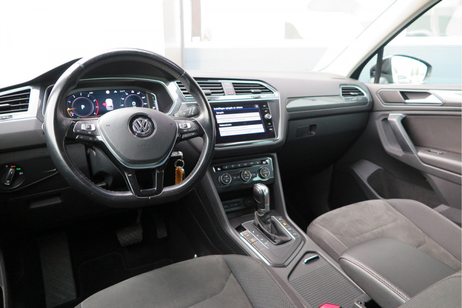 Volkswagen Tiguan 1.5 TSI 150pk DSG ACT R-Line Highline Virtual cockpit,  Led ,Stoelverwarming , PDC , Achterruitrijcamera , Adaptive cruise , Parkeerhulp , Trekhaak , Carplay ,etc. Volkswagen Tiguan 1.5 TSI 150pk DSG ACT R-Line Highline Virtual cockpit,  Led ,Stoelverwarming , PDC , Achterruitrijcamera , Adaptive cruise , Parkeerhulp , Trekhaak , Carplay ,etc.