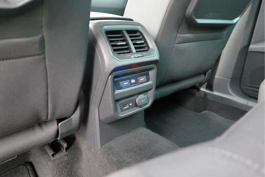 Volkswagen Tiguan 1.5 TSI 150pk DSG ACT R-Line Highline Virtual cockpit,  Led ,Stoelverwarming , PDC , Achterruitrijcamera , Adaptive cruise , Parkeerhulp , Trekhaak , Carplay ,etc. Volkswagen Tiguan 1.5 TSI 150pk DSG ACT R-Line Highline Virtual cockpit,  Led ,Stoelverwarming , PDC , Achterruitrijcamera , Adaptive cruise , Parkeerhulp , Trekhaak , Carplay ,etc.