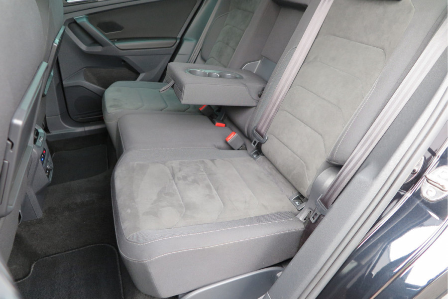 Volkswagen Tiguan 1.5 TSI 150pk DSG ACT R-Line Highline Virtual cockpit,  Led ,Stoelverwarming , PDC , Achterruitrijcamera , Adaptive cruise , Parkeerhulp , Trekhaak , Carplay ,etc. Volkswagen Tiguan 1.5 TSI 150pk DSG ACT R-Line Highline Virtual cockpit,  Led ,Stoelverwarming , PDC , Achterruitrijcamera , Adaptive cruise , Parkeerhulp , Trekhaak , Carplay ,etc.