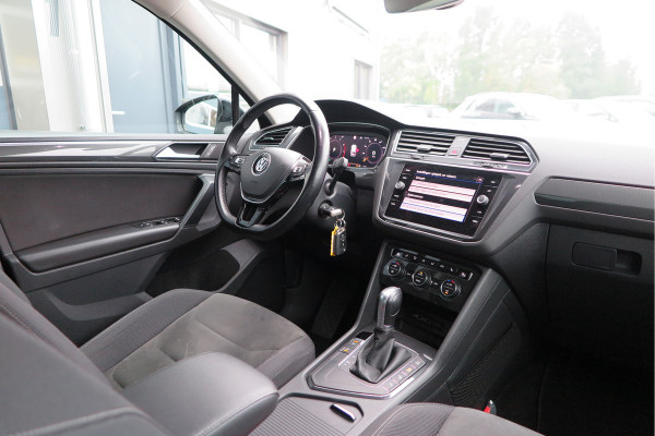 Volkswagen Tiguan 1.5 TSI 150pk DSG ACT R-Line Highline Virtual cockpit,  Led ,Stoelverwarming , PDC , Achterruitrijcamera , Adaptive cruise , Parkeerhulp , Trekhaak , Carplay ,etc. Volkswagen Tiguan 1.5 TSI 150pk DSG ACT R-Line Highline Virtual cockpit,  Led ,Stoelverwarming , PDC , Achterruitrijcamera , Adaptive cruise , Parkeerhulp , Trekhaak , Carplay ,etc.