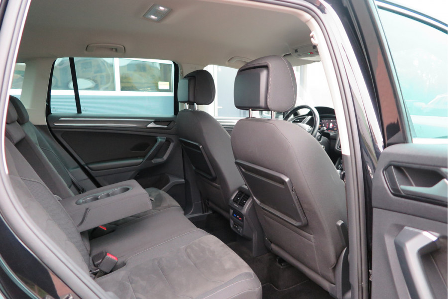 Volkswagen Tiguan 1.5 TSI 150pk DSG ACT R-Line Highline Virtual cockpit,  Led ,Stoelverwarming , PDC , Achterruitrijcamera , Adaptive cruise , Parkeerhulp , Trekhaak , Carplay ,etc. Volkswagen Tiguan 1.5 TSI 150pk DSG ACT R-Line Highline Virtual cockpit,  Led ,Stoelverwarming , PDC , Achterruitrijcamera , Adaptive cruise , Parkeerhulp , Trekhaak , Carplay ,etc.