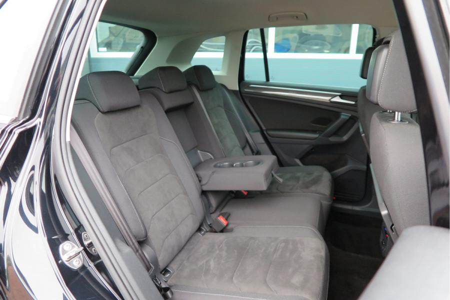 Volkswagen Tiguan 1.5 TSI 150pk DSG ACT R-Line Highline Virtual cockpit,  Led ,Stoelverwarming , PDC , Achterruitrijcamera , Adaptive cruise , Parkeerhulp , Trekhaak , Carplay ,etc. Volkswagen Tiguan 1.5 TSI 150pk DSG ACT R-Line Highline Virtual cockpit,  Led ,Stoelverwarming , PDC , Achterruitrijcamera , Adaptive cruise , Parkeerhulp , Trekhaak , Carplay ,etc.