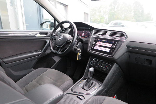 Volkswagen Tiguan 1.5 TSI 150pk DSG ACT R-Line Highline Virtual cockpit,  Led ,Stoelverwarming , PDC , Achterruitrijcamera , Adaptive cruise , Parkeerhulp , Trekhaak , Carplay ,etc. Volkswagen Tiguan 1.5 TSI 150pk DSG ACT R-Line Highline Virtual cockpit,  Led ,Stoelverwarming , PDC , Achterruitrijcamera , Adaptive cruise , Parkeerhulp , Trekhaak , Carplay ,etc.