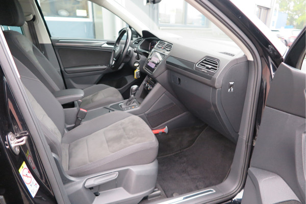 Volkswagen Tiguan 1.5 TSI 150pk DSG ACT R-Line Highline Virtual cockpit,  Led ,Stoelverwarming , PDC , Achterruitrijcamera , Adaptive cruise , Parkeerhulp , Trekhaak , Carplay ,etc. Volkswagen Tiguan 1.5 TSI 150pk DSG ACT R-Line Highline Virtual cockpit,  Led ,Stoelverwarming , PDC , Achterruitrijcamera , Adaptive cruise , Parkeerhulp , Trekhaak , Carplay ,etc.