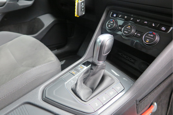 Volkswagen Tiguan 1.5 TSI 150pk DSG ACT R-Line Highline Virtual cockpit,  Led ,Stoelverwarming , PDC , Achterruitrijcamera , Adaptive cruise , Parkeerhulp , Trekhaak , Carplay ,etc. Volkswagen Tiguan 1.5 TSI 150pk DSG ACT R-Line Highline Virtual cockpit,  Led ,Stoelverwarming , PDC , Achterruitrijcamera , Adaptive cruise , Parkeerhulp , Trekhaak , Carplay ,etc.