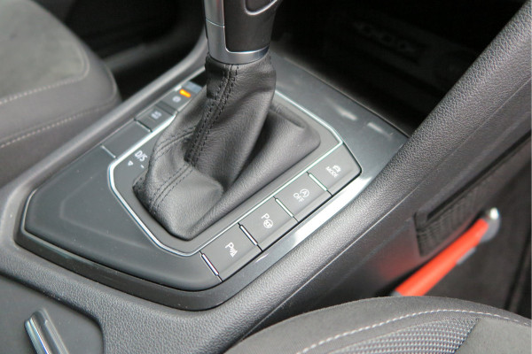 Volkswagen Tiguan 1.5 TSI 150pk DSG ACT R-Line Highline Virtual cockpit,  Led ,Stoelverwarming , PDC , Achterruitrijcamera , Adaptive cruise , Parkeerhulp , Trekhaak , Carplay ,etc. Volkswagen Tiguan 1.5 TSI 150pk DSG ACT R-Line Highline Virtual cockpit,  Led ,Stoelverwarming , PDC , Achterruitrijcamera , Adaptive cruise , Parkeerhulp , Trekhaak , Carplay ,etc.