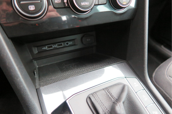 Volkswagen Tiguan 1.5 TSI 150pk DSG ACT R-Line Highline Virtual cockpit,  Led ,Stoelverwarming , PDC , Achterruitrijcamera , Adaptive cruise , Parkeerhulp , Trekhaak , Carplay ,etc. Volkswagen Tiguan 1.5 TSI 150pk DSG ACT R-Line Highline Virtual cockpit,  Led ,Stoelverwarming , PDC , Achterruitrijcamera , Adaptive cruise , Parkeerhulp , Trekhaak , Carplay ,etc.