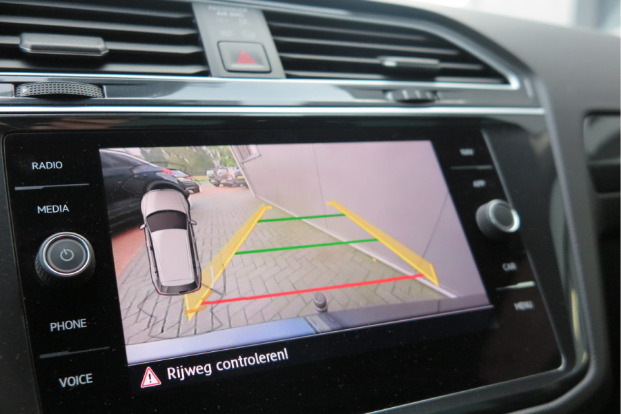 Volkswagen Tiguan 1.5 TSI 150pk DSG ACT R-Line Highline Virtual cockpit,  Led ,Stoelverwarming , PDC , Achterruitrijcamera , Adaptive cruise , Parkeerhulp , Trekhaak , Carplay ,etc. Volkswagen Tiguan 1.5 TSI 150pk DSG ACT R-Line Highline Virtual cockpit,  Led ,Stoelverwarming , PDC , Achterruitrijcamera , Adaptive cruise , Parkeerhulp , Trekhaak , Carplay ,etc.