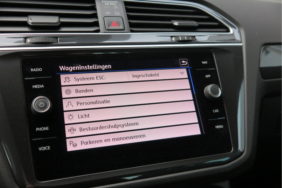 Volkswagen Tiguan 1.5 TSI 150pk DSG ACT R-Line Highline Virtual cockpit,  Led ,Stoelverwarming , PDC , Achterruitrijcamera , Adaptive cruise , Parkeerhulp , Trekhaak , Carplay ,etc. Volkswagen Tiguan 1.5 TSI 150pk DSG ACT R-Line Highline Virtual cockpit,  Led ,Stoelverwarming , PDC , Achterruitrijcamera , Adaptive cruise , Parkeerhulp , Trekhaak , Carplay ,etc.