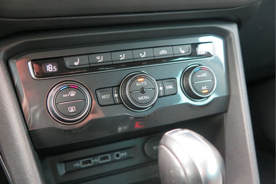 Volkswagen Tiguan 1.5 TSI 150pk DSG ACT R-Line Highline Virtual cockpit,  Led ,Stoelverwarming , PDC , Achterruitrijcamera , Adaptive cruise , Parkeerhulp , Trekhaak , Carplay ,etc. Volkswagen Tiguan 1.5 TSI 150pk DSG ACT R-Line Highline Virtual cockpit,  Led ,Stoelverwarming , PDC , Achterruitrijcamera , Adaptive cruise , Parkeerhulp , Trekhaak , Carplay ,etc.