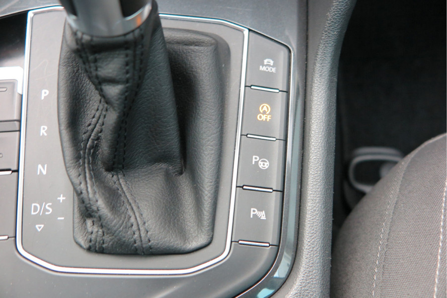 Volkswagen Tiguan 1.5 TSI 150pk DSG ACT R-Line Highline Virtual cockpit,  Led ,Stoelverwarming , PDC , Achterruitrijcamera , Adaptive cruise , Parkeerhulp , Trekhaak , Carplay ,etc. Volkswagen Tiguan 1.5 TSI 150pk DSG ACT R-Line Highline Virtual cockpit,  Led ,Stoelverwarming , PDC , Achterruitrijcamera , Adaptive cruise , Parkeerhulp , Trekhaak , Carplay ,etc.