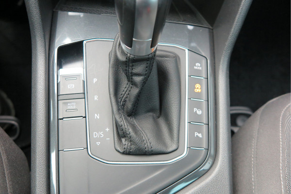Volkswagen Tiguan 1.5 TSI 150pk DSG ACT R-Line Highline Virtual cockpit,  Led ,Stoelverwarming , PDC , Achterruitrijcamera , Adaptive cruise , Parkeerhulp , Trekhaak , Carplay ,etc. Volkswagen Tiguan 1.5 TSI 150pk DSG ACT R-Line Highline Virtual cockpit,  Led ,Stoelverwarming , PDC , Achterruitrijcamera , Adaptive cruise , Parkeerhulp , Trekhaak , Carplay ,etc.