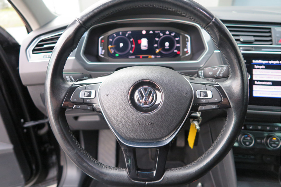 Volkswagen Tiguan 1.5 TSI 150pk DSG ACT R-Line Highline Virtual cockpit,  Led ,Stoelverwarming , PDC , Achterruitrijcamera , Adaptive cruise , Parkeerhulp , Trekhaak , Carplay ,etc. Volkswagen Tiguan 1.5 TSI 150pk DSG ACT R-Line Highline Virtual cockpit,  Led ,Stoelverwarming , PDC , Achterruitrijcamera , Adaptive cruise , Parkeerhulp , Trekhaak , Carplay ,etc.