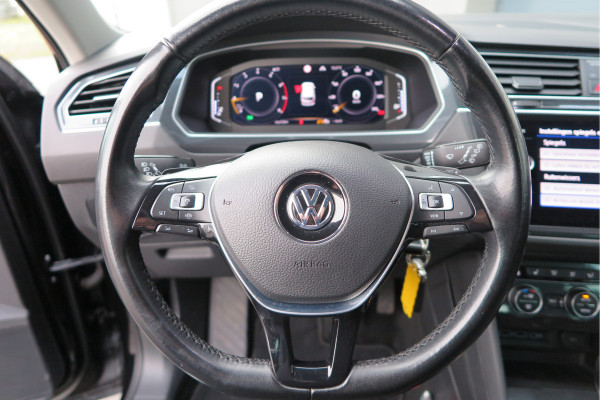 Volkswagen Tiguan 1.5 TSI 150pk DSG ACT R-Line Highline Virtual cockpit,  Led ,Stoelverwarming , PDC , Achterruitrijcamera , Adaptive cruise , Parkeerhulp , Trekhaak , Carplay ,etc. Volkswagen Tiguan 1.5 TSI 150pk DSG ACT R-Line Highline Virtual cockpit,  Led ,Stoelverwarming , PDC , Achterruitrijcamera , Adaptive cruise , Parkeerhulp , Trekhaak , Carplay ,etc.