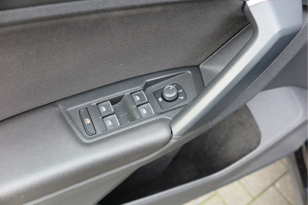 Volkswagen Tiguan 1.5 TSI 150pk DSG ACT R-Line Highline Virtual cockpit,  Led ,Stoelverwarming , PDC , Achterruitrijcamera , Adaptive cruise , Parkeerhulp , Trekhaak , Carplay ,etc. Volkswagen Tiguan 1.5 TSI 150pk DSG ACT R-Line Highline Virtual cockpit,  Led ,Stoelverwarming , PDC , Achterruitrijcamera , Adaptive cruise , Parkeerhulp , Trekhaak , Carplay ,etc.