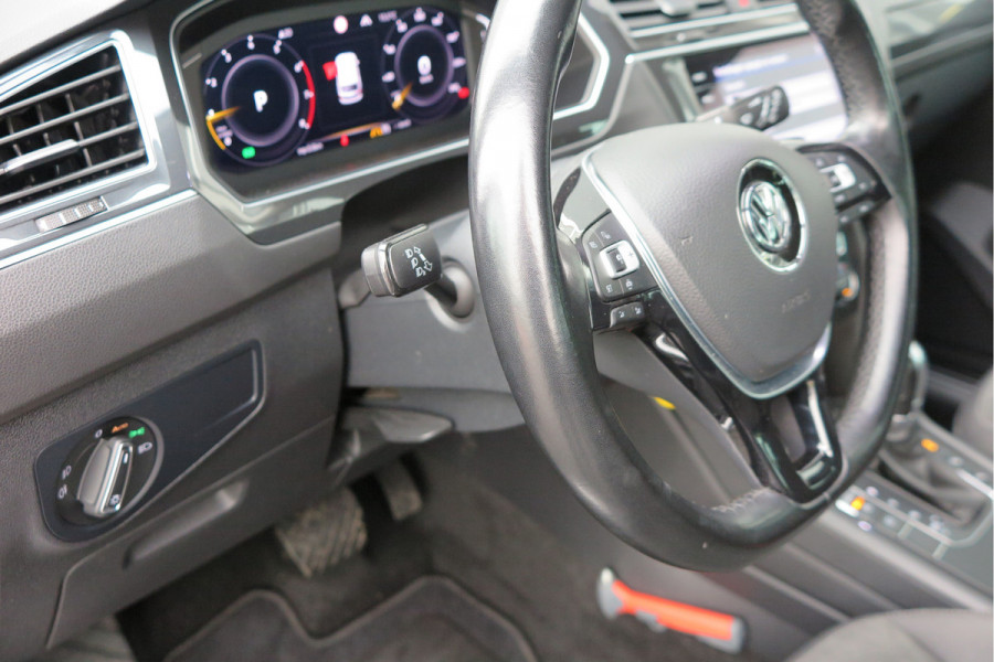 Volkswagen Tiguan 1.5 TSI 150pk DSG ACT R-Line Highline Virtual cockpit,  Led ,Stoelverwarming , PDC , Achterruitrijcamera , Adaptive cruise , Parkeerhulp , Trekhaak , Carplay ,etc. Volkswagen Tiguan 1.5 TSI 150pk DSG ACT R-Line Highline Virtual cockpit,  Led ,Stoelverwarming , PDC , Achterruitrijcamera , Adaptive cruise , Parkeerhulp , Trekhaak , Carplay ,etc.