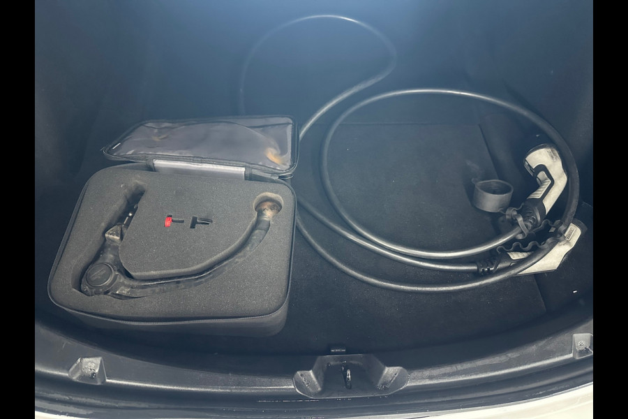 Tesla Model 3 Long Range AWD 75 kWh SOH 91%  TREKHAAK Tesla Model 3 Long Range AWD 75 kWh SOH 91%  TREKHAAK