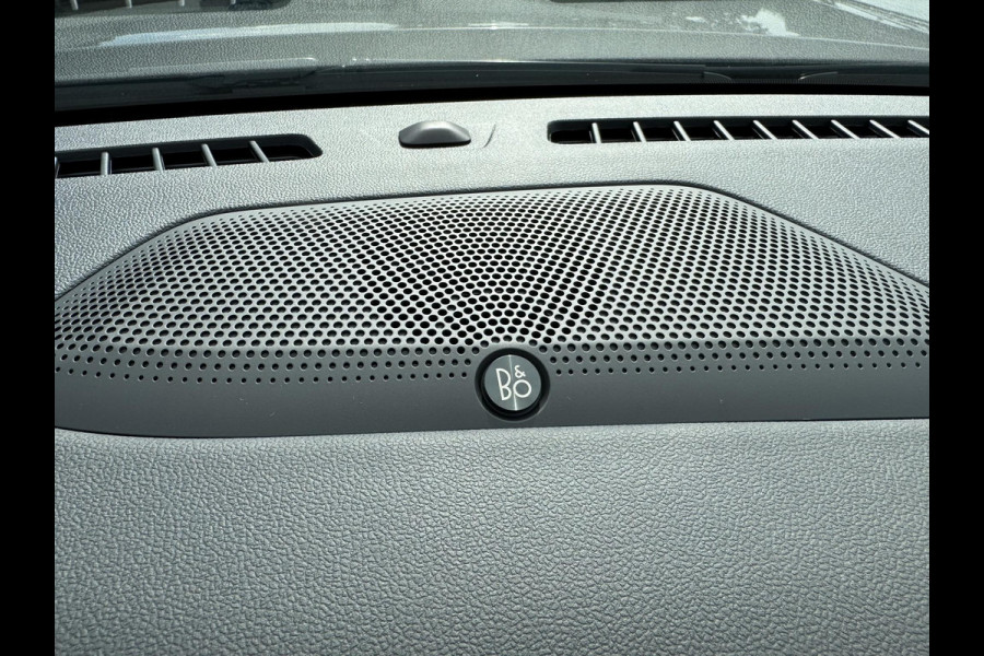 Ford Kuga 2.5 PHEV ST-Line X | 243pk | Driver Assistance Pack | Black Package | Winterpack | Adaptieve Matrix LED koplampen met Coast to Coast | Wegklapbare Trekhaak | AGR Stoelen Ford Kuga 2.5 PHEV ST-Line X | 243pk | Driver Assistance Pack | Black Package | Winterpack | Adaptieve Matrix LED koplampen met Coast to Coast | Wegklapbare Trekhaak | AGR Stoelen