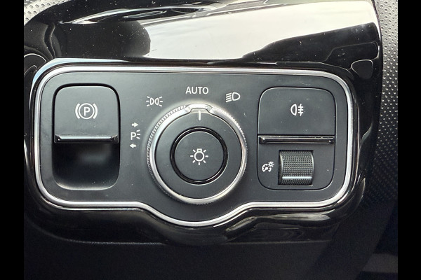 Mercedes-Benz A-Klasse 200 Launch Edition Premium | AMG Line | Panoramadak | LED Performance